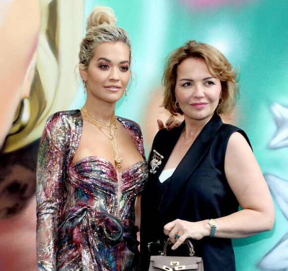 HYLLES: Rita Ora roser mora Vera for jobben hun gjør under coronakrisen. Nå vil hun selv hjelpe til. Foto: NTB Scanpix HYLLES: Rita Ora roser mora Vera for jobben hun gjør under coronakrisen. Nå vil hun selv hjelpe til. Foto: NTB Scanpix